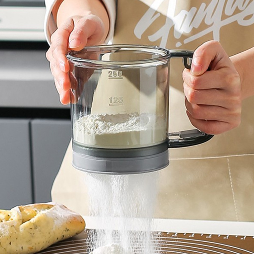 Baking Powder Kitchen - เครื่องร่อนแป้งสองชั้นพร้อมด้ามจับ อุปกรณ์ร่อนน้ำตาลแบบมือถือ ถ้วยตวงแป้ง อุปกรณ์ทำขนมในครัว