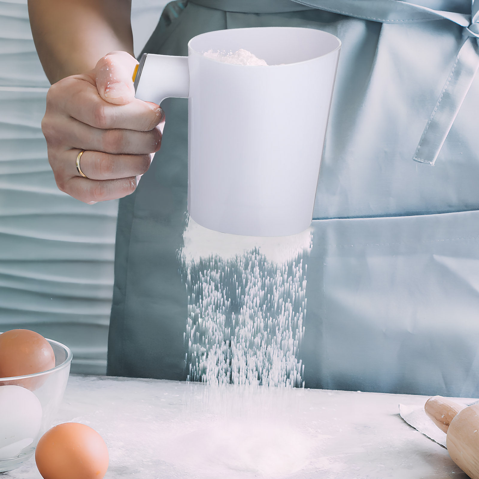 Baking Powder Kitchen - เครื่องร่อนแป้งไฟฟ้าแบบมือถือ เครื่องร่อนแป้งอัตโนมัติสำหรับการอบ ร่อนแป้ง น้ำตาลไอซิ่ง แป้งโกโก้ อุปกรณ์ทำขนมในครัว